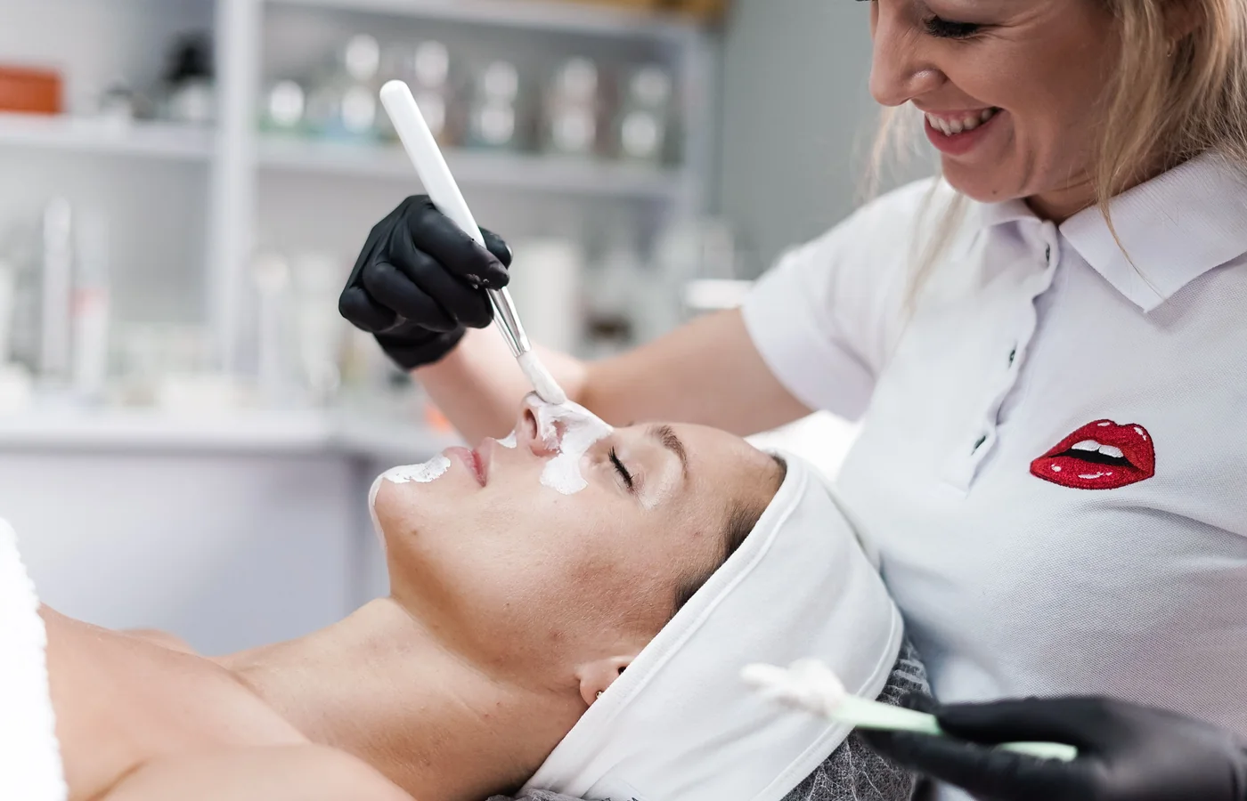 Application d’un masque pendant un soin du visage