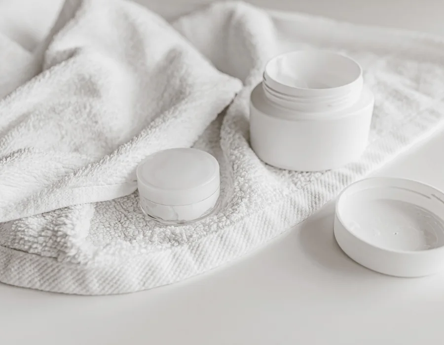 Produits cosmétiques disposés sur des serviettes blanches