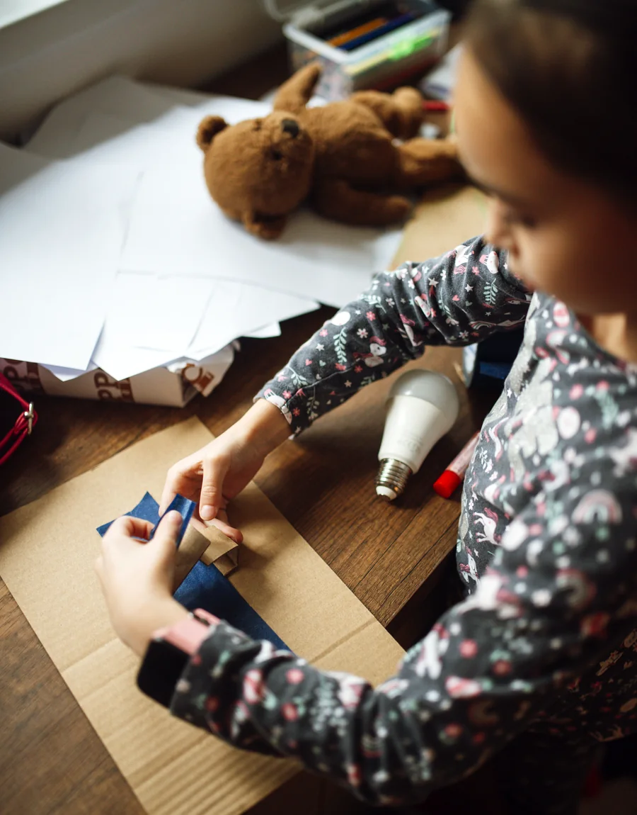 Enfant réalisant une création pour un anniversaire