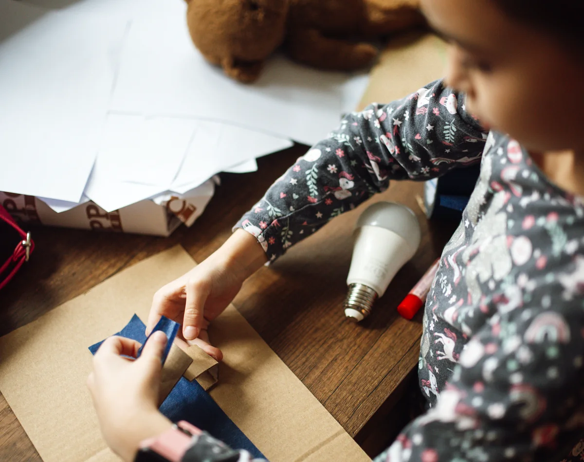 Enfant réalisant une activité créative