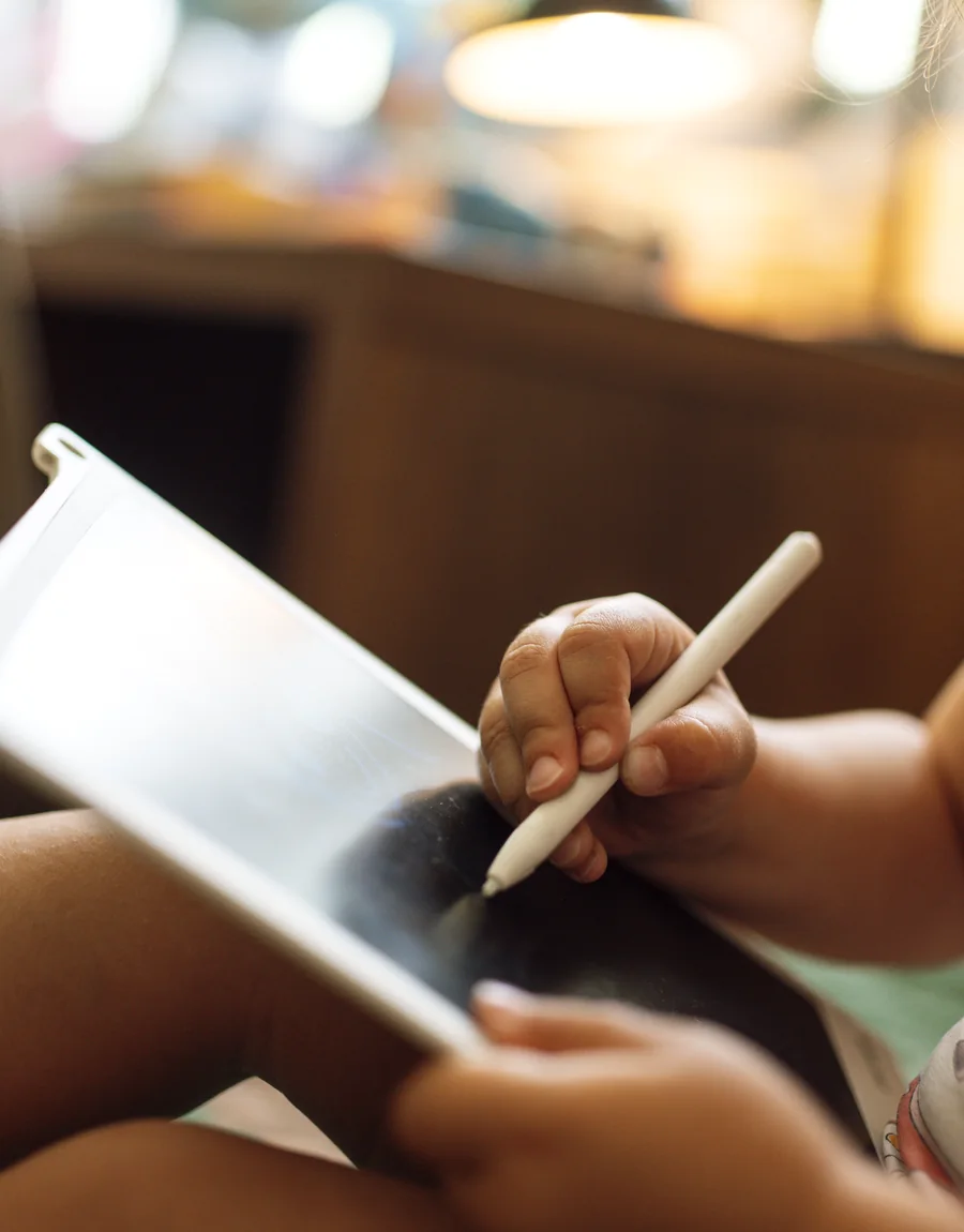 Enfant utilisant une tablette pour dessiner