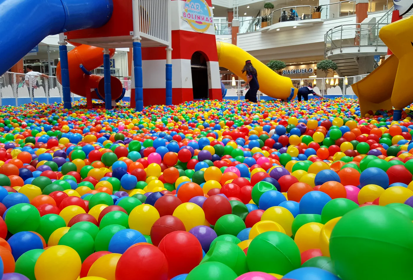 Espace de jeu rempli de balles colorées