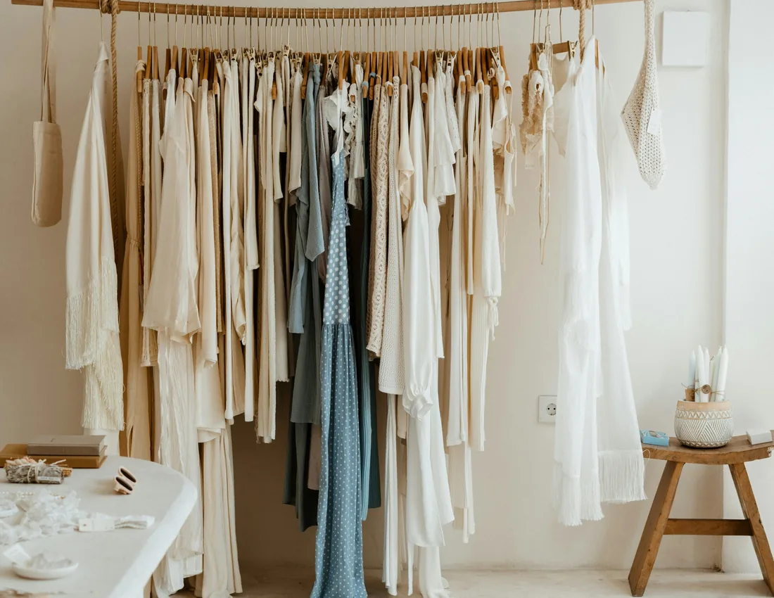 Boutique de vêtements aux tons naturels