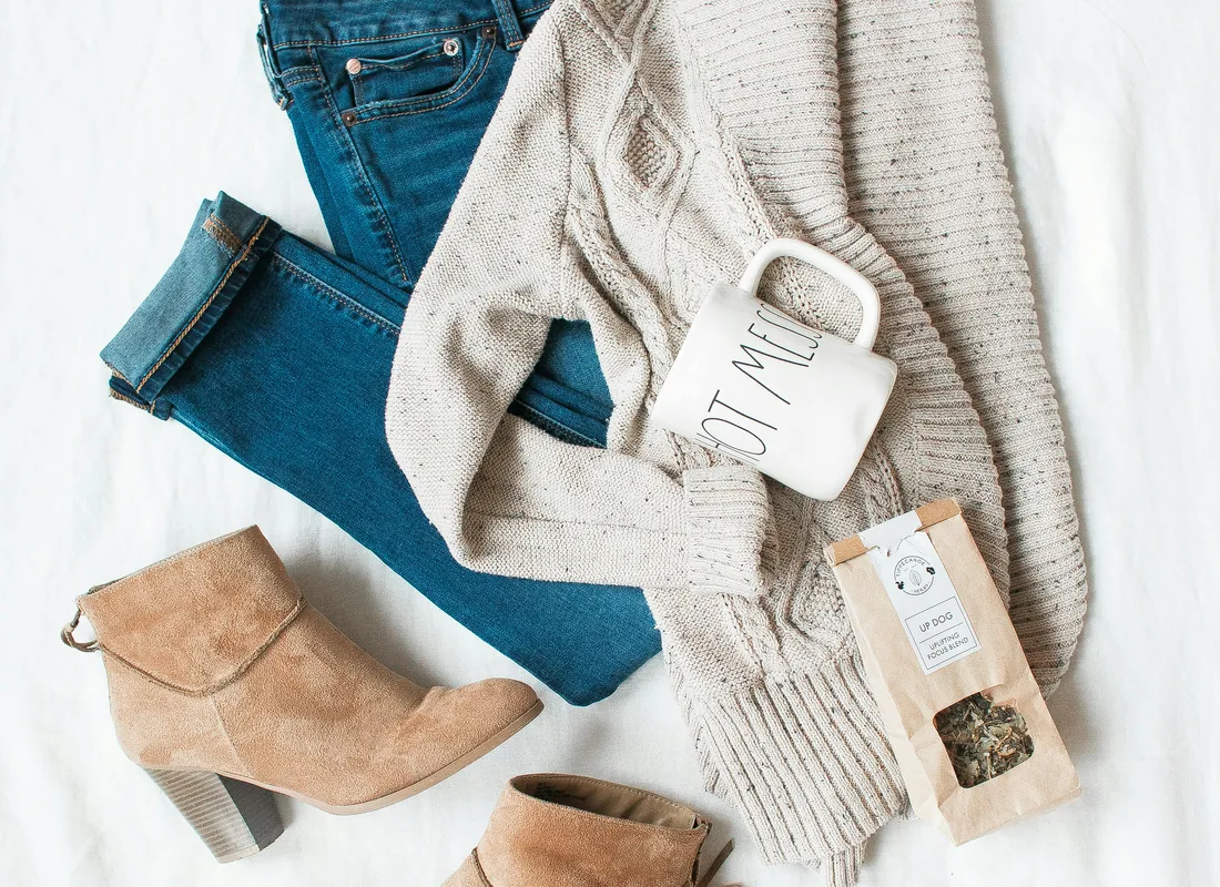 Tenue composée d'un cardigan et d'un jean
