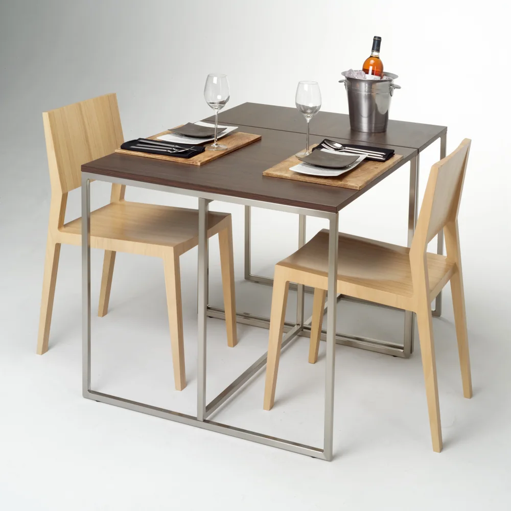 Table dressée pour deux personnes