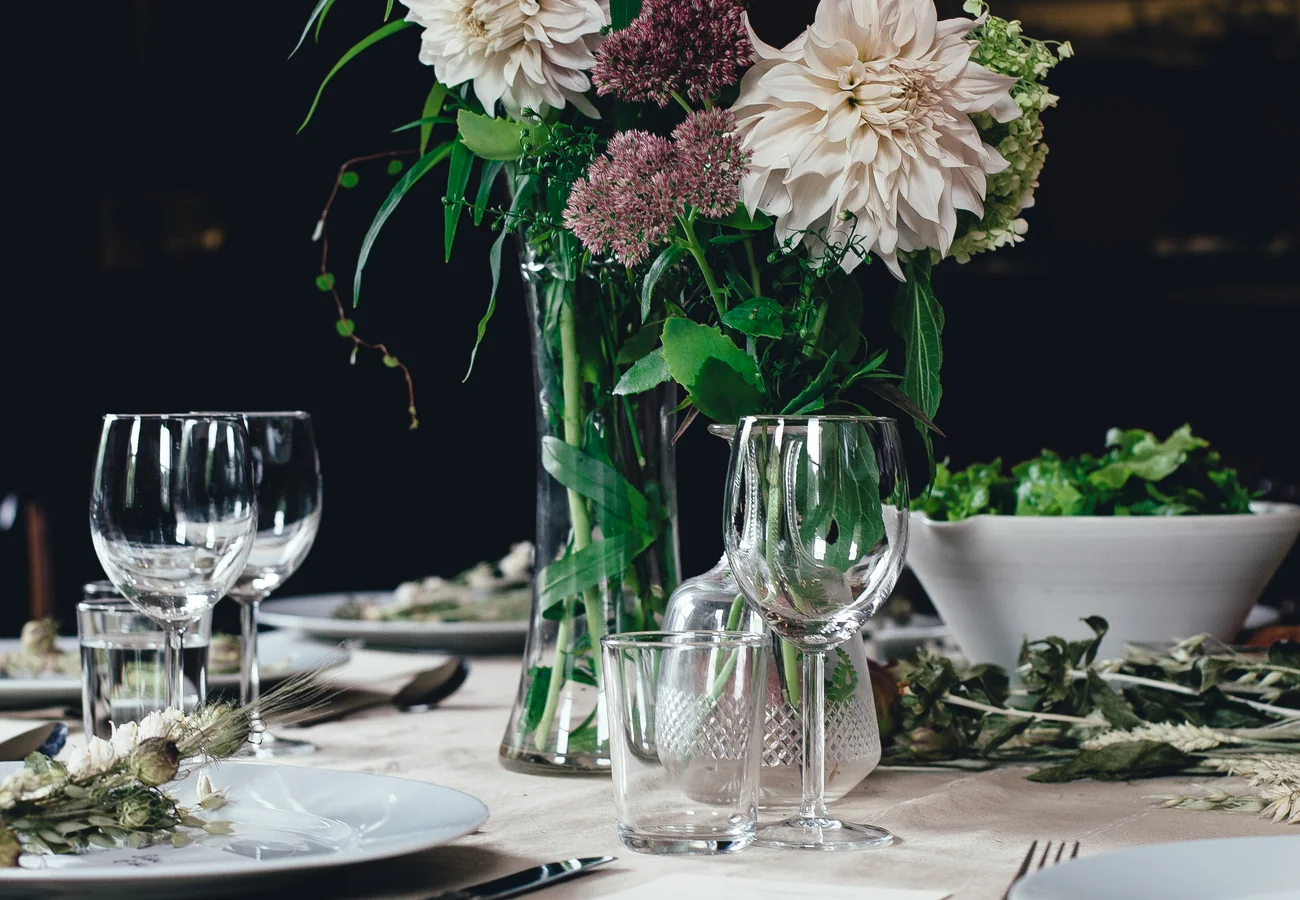 Grande table élégamment dressée