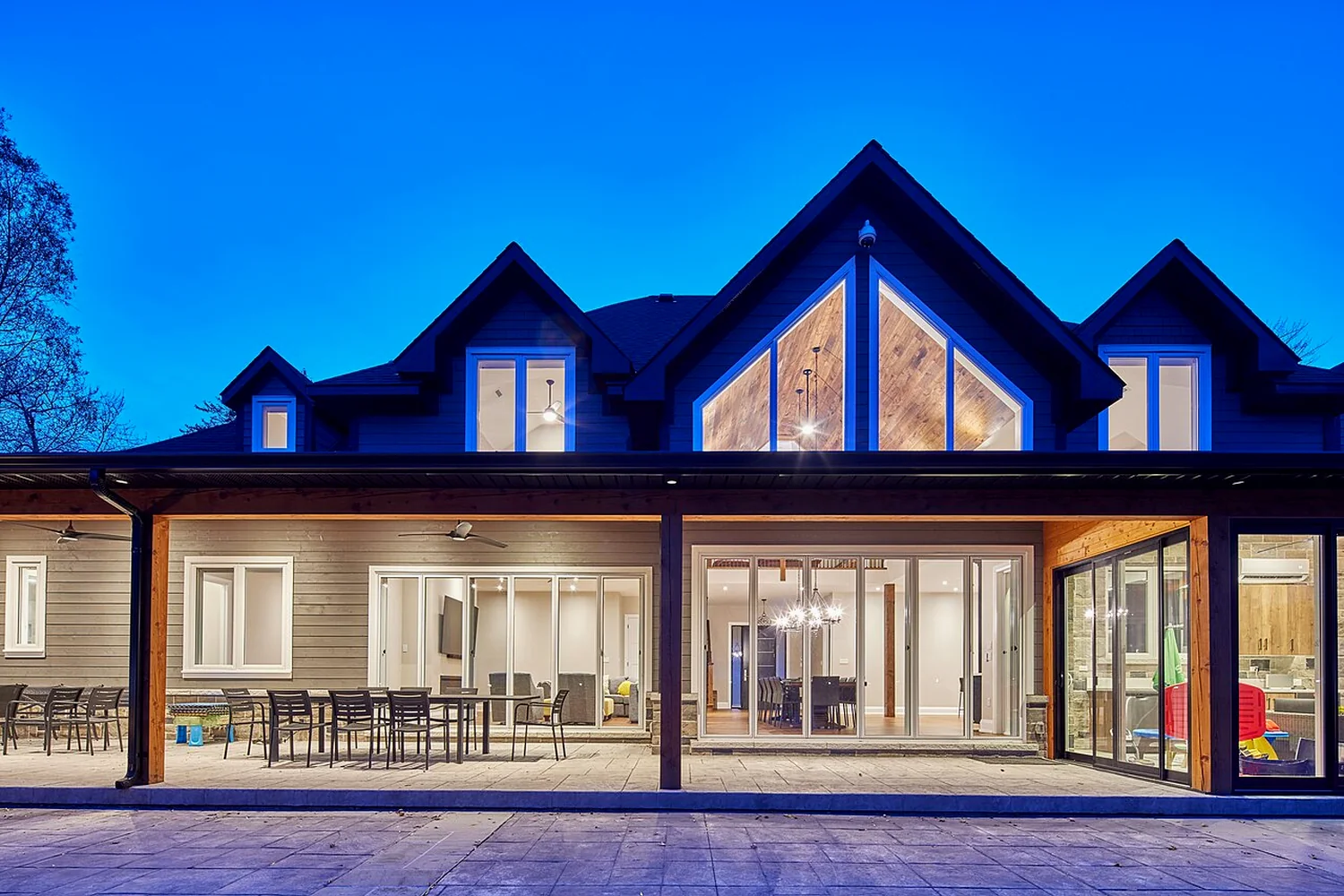 Maison contemporaine au crépuscule